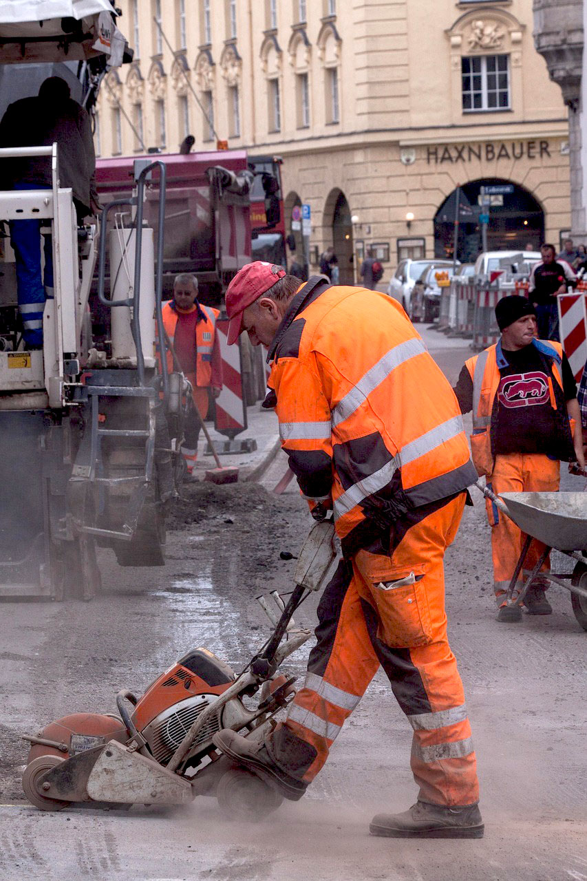 Odzież ostrzegawcza i odblaskowa robocza – kurtki, kamizelki i spodnie BHP