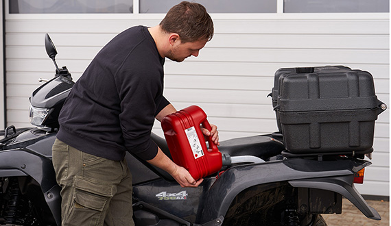 Z lejkiem czy bez -  jak łatwo i bezpiecznie tankować z kanistra?