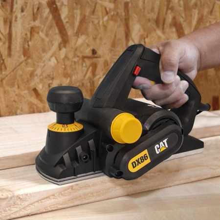 Strug elektryczny CAT DX86 900 W, szerokosć strugania 82 mm, głębokosć strugania 3 mm, podwójne noże DX86 CAT