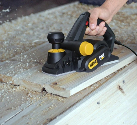 Strug elektryczny CAT DX86 900 W, szerokosć strugania 82 mm, głębokosć strugania 3 mm, podwójne noże DX86 CAT