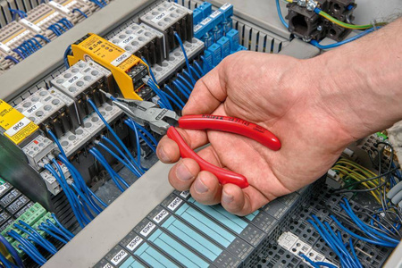 Szczypce uniwersalne z ostro zakończonymi szczękami z rękojeściami powlekanymi tworzywem sztucznym 145 mm KNIPEX 
08 21 145
