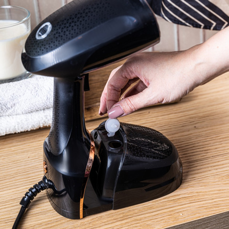 Parownica do pionowego prasowania ubrań, pojemność 400ml, czarna ze złotym panelem ze stali nierdzewnej, Klausberg, KB-7778