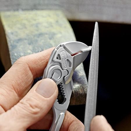 Szczypce-klucz w jednym narzędziu chromowane z rękojeściami powlekanymi tworzywem sztucznym 125 mm KNIPEX 86 03 125